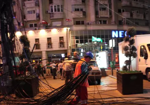 Au dat jos cablurile de pe stâlpii din centrul Capitalei!