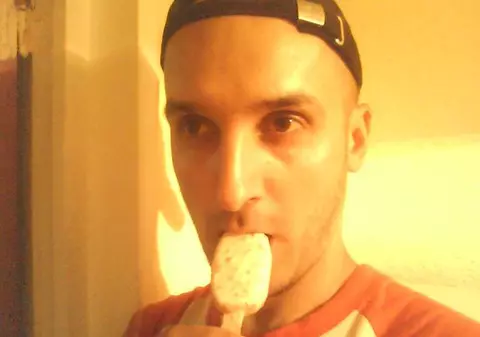 Cristi Marin, dependent de îngheţată! Uite cum linge desertul fostul iubit al Moculeascăi!