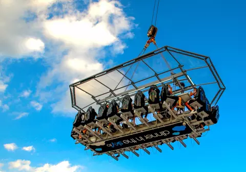 PREMIERĂ în CAPITALĂ: Vezi cât te costă să bei ŞAMPANIE DEASUPRA BUCUREŞTIULUI!