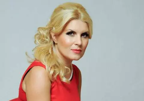 Elena Udrea A FĂCUT SHOW PE PLAJĂ, după lăsarea întunericului! Uite aici imaginile | FOTO ÎN ARTICOL