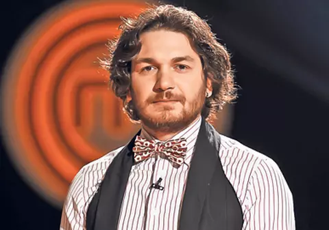 DE NERECUNOSCUT! Iată cum s-a "CAMUFLAT" Chef Florin Dumitrescu pe plajă! FOTO