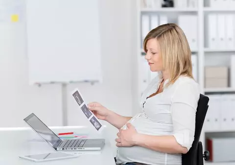 Munceşti în luna a opta - rişti să ai un copil debil 