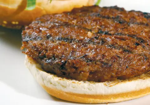 Seamănă, dar nu răsare! Ce gust are primul hamburger cu carne artificială - VIDEO