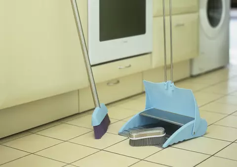 TRUCURI LA ÎNDEMÂNĂ pentru a CURĂŢA MIZERIA DIN APARTAMENT