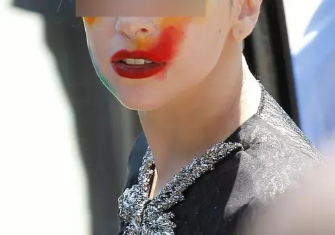 Una dintre cele mai în vogă cântăreţe, MACHIATĂ CA UN CLOVN! | FOTO