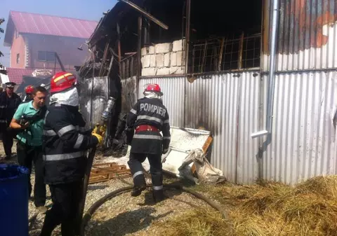 Casă MISTUITĂ de FLĂCĂRI, în BUCUREŞTI! O femeie în vârstă de 75 de ani şi-a pierdut viaţa în INCENDIU