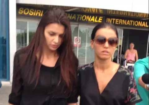 RAMONA GABOR, atentă la ŢINUTA de DOLIU! Uite cât de bine s-a ÎMBRĂCAT pe AVION!