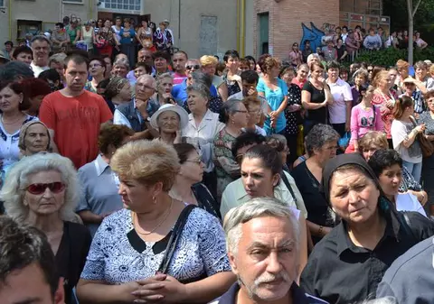 "Nici nu se vede că i-a căzut un bolovan în cap. E cum o ştiam". DECLARAŢIILE INCREDIBILE ale curioşilor prezenţi la înmormântarea mamei Monicăi Gabor