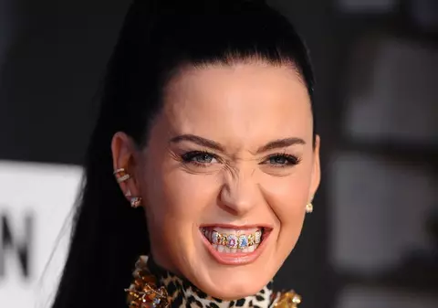 Excentrica Katy Perry a venit cu diamante pe dinţi la MTV VMA