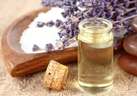 Scapă de mirosul neplăcut al picioarelor cu ulei de levănţică