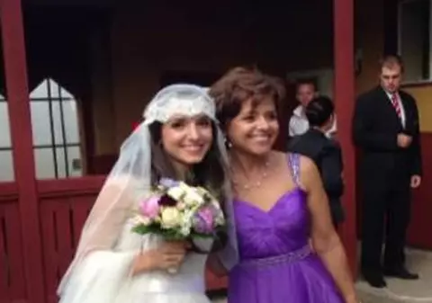 Iată CE MIREASĂ FRUMOASĂ a fost fiica lui George Copos într-o ROCHIE DE INSPIRAŢIE RETRO! Pentru prima dată în viaţă, socrul mic NU S-A ZGÂRCIT şi a dat O AVERE PE FLORI!