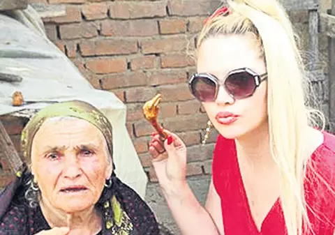 Oana Lis înfulecă gheare de pui!