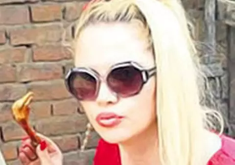 Oana Lis loveşte încă o dată inteligenţa! Blonda a fost fotografiată într-o IPOSTAZĂ DE LUX! Detalii de tot râsul