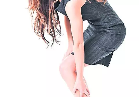 La finalul unei zile de muncă ai dureri de gambe? Compresele cu argilă alungă senzaţia de picioare grele