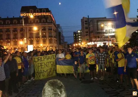 Protest pașnic al ”lupilor galbeni” împotriva primarului Radu Mazăre, ale cărui ”gorile” l-au bătut pe fotbalistul Hamza Younes