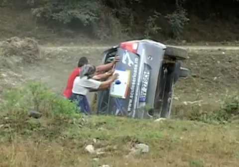 O bătrână de 80 de ani a pus pe roţi o maşină răsturnată la Raliul Aradului - VIDEO