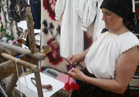 Petrecere de zile mari la Cimitirul Vesel