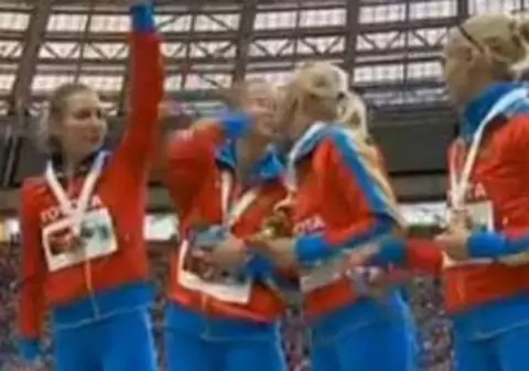 SĂRUT LESBI pe podium la CM de atletism! VIDEO