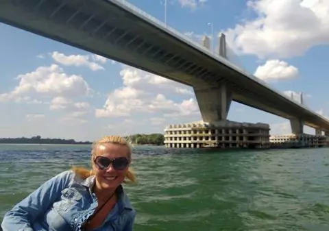 ARE 43 DE ANI, DAR NU-i ARATĂ! DANA SĂVUICĂ, DEMENŢIALĂ ÎN COSTUM DE BAIE! | FOTO