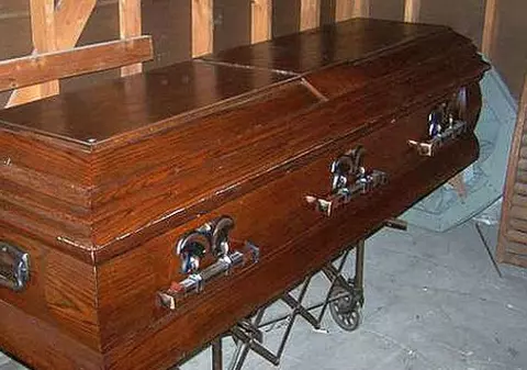 Fiul lor a fost găsit mort în sala de sport, însă atunci când l-au deshumat au avut parte de un şoc! Ce au găsit în sicriu!