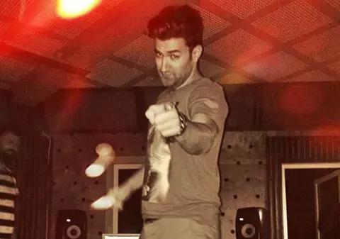 Să vezi şi să nu crezi! Uite ce face Smiley în metrou - VIDEO