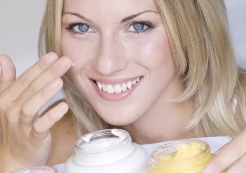 Dr. Dana Miricioiu: «Trei reguli esenţiale pentru un ten frumos, fără coşuri şi pete. Tu le respecţi?»