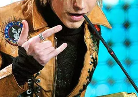 FIUL NENĂSCUT I-A SALVAT VIAŢA unei vedete rock! A fost BĂTUT, JEFUIT şi ARUNCAT PE O ŞINĂ!