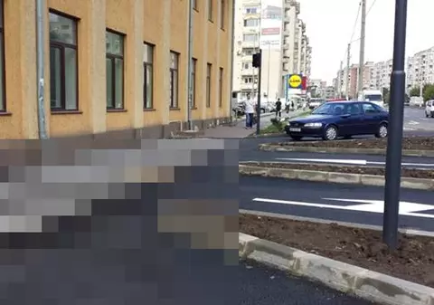 Ca la noi la nimeni! TRECEREA de pietoni, LIPITĂ DE CLĂDIRE!