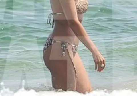 NOI IMAGINI SENZAŢIONALE cu ELENA UDREA ÎN COSTUM DE BAIE, PE PLAJĂ! Niciun bărbat n-a rezistat tentaţiei de a ÎNTOARCE CAPUL DUPĂ EA!