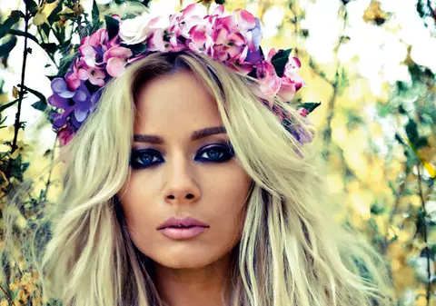 Smiley, regrete? Cel mai ÎNDRĂZNEŢ PICTORIAL al Laurei Cosoi de când nu mai e cu artistul! | FOTO