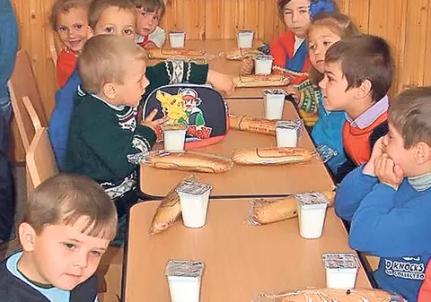 Elevii nu vor mai primi "CORNUL ŞI LAPTELE" la şcoală? Senatul a aprobat înlocuirea cu o MASĂ CALDĂ