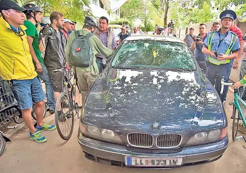 Scandalul dintre biciclişti şi şoferul care a intrat peste ei în timp ce protestau s-a lăsat cu dosare penale | FOTO