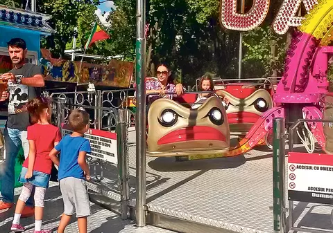 Vezi ce a făcut turcul Tuncay, în timp ce Andreea s-a dat în buburuze cu fetiţa!