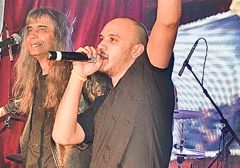 Minculescu, scos de pe scenă cu ajutorul bodyguarzilor!