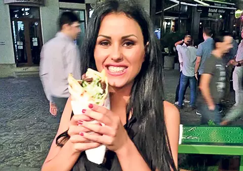 Bună rău Cruduţa asta! Uite ce dietă are, dar nu se îngraşă!