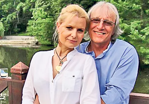 SENZAŢIONAL! Un CELEBRU CÂNTĂREŢ de la noi îşi roagă iubita SĂ-ŞI CAUTE ALT BĂRBAT!