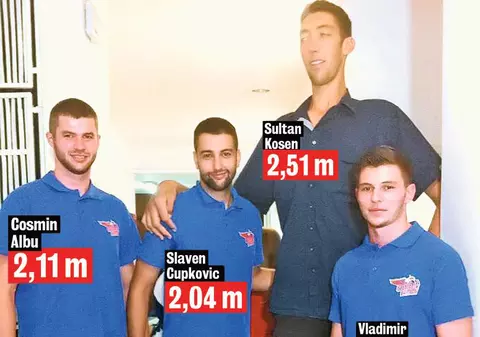 Uriaşul de lângă jucătorii Stelei