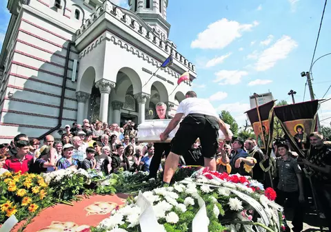 L-au îngropat cu maşinuţele lui preferate