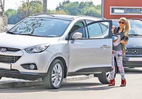Uite ce maşină şi-a tras Corina! | FOTO