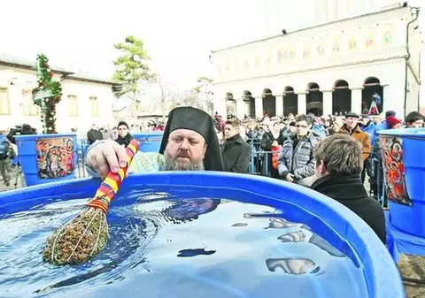 TE VA ŞOCA PE VIAŢĂ. Descoperirea cercetătorilor despre apa sfinţită VA ÎNFURIA REPREZENTANŢII BISERICII