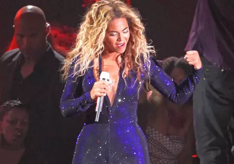 Beyonce, trasă de pe scenă de un spectator, în timpul unui concert - VIDEO