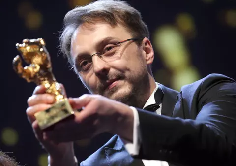 Cascadorii râsului în Parlament. Un deputat îşi «cere scuze cu tot regretul», după ce a criticat filmul «Poziţia copilului»