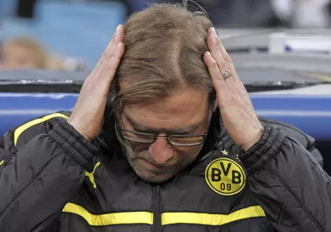 La un pas să-l bată pe arbitru! Reacţia nervoasă incredibilă a antrenorului Borussiei Dortmund | VIDEO