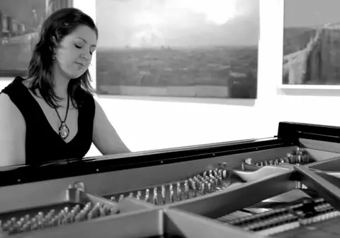 O ieșeancă este muză pentru tinerii britanici