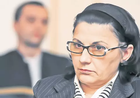 Ecaterina Adronescu, huiduită la înmormântarea lui Ionuţ