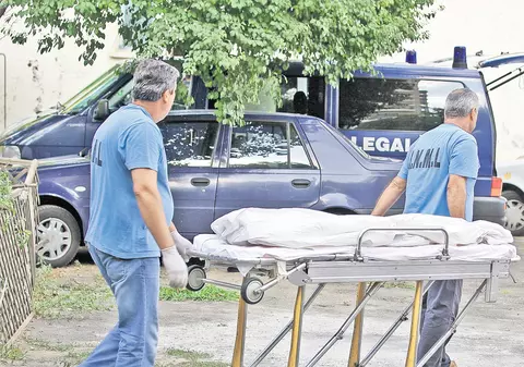 TRAGEDIE ÎN CAPITALĂ! Maidanezii l-au muşcat de cap şi i-au rupt gâtul