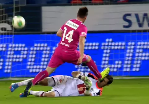 Accidentare îngrozitoare! Fotbalist desfigurat de un adversar - VIDEO