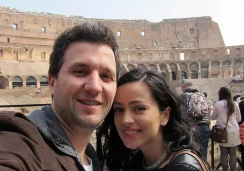 Formează unul dintre cele mai SUDATE cupluri din showbiz şi se iubesc la fel ca în prima zi! IMAGINI DE COLECŢIE CU MIRII OLIVIA STEER ŞI ANDI MOISESCU! 