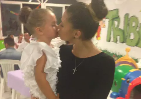 EXCLUSIV/ Antonia face cursuri de română cu fiica ei prin telefon. Limba maternă îi e tot mai străină Mayei