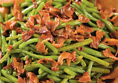 REŢETĂ: Salată de fasole cu bacon